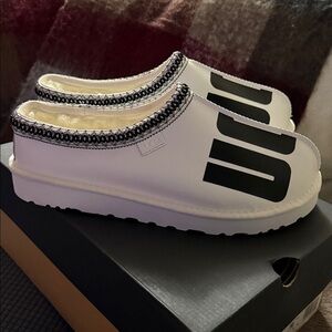 UGG white and Black Cozy mens Tasman chopd sz 12